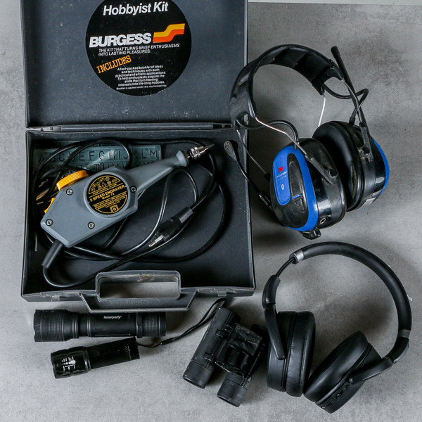 Hörselkåpor, Peltor, gravyrmaskin, kikare, ficklampor, hörlurar Sennheiser