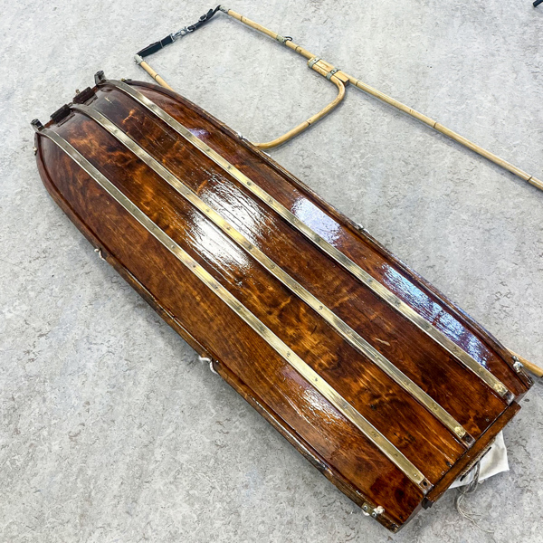 Miltärpulka/släde med skakel, trä, 1900-talets första hälft