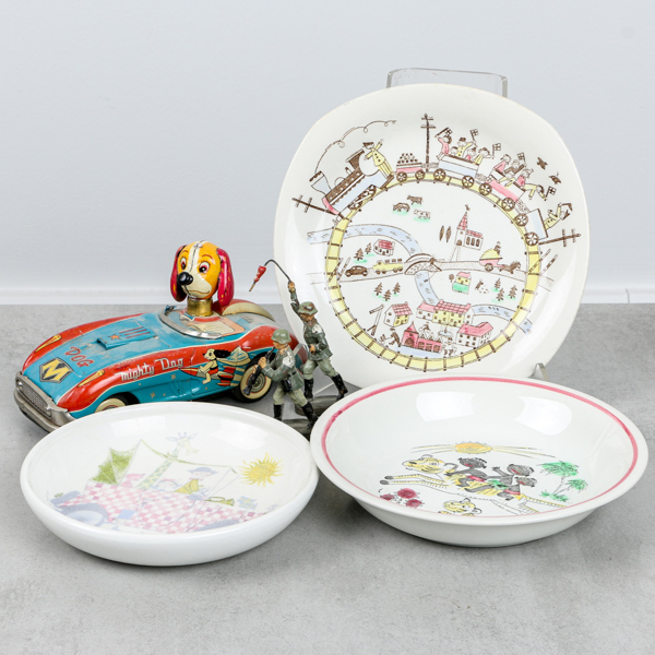 Kuriosa, barntallrikar, leksaksbil mm