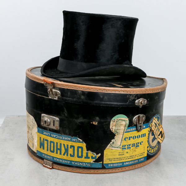 Cylinderhatt, Paul U Bergström, i etui, med etiketter från Svenska Amerika-linjen