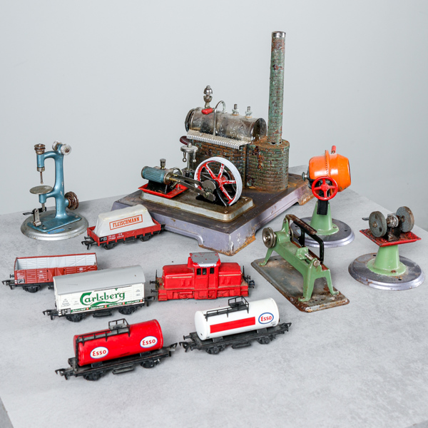 Ångmaskin, Wilesco, med tillbehör, samt tåganläggning Fleischmann