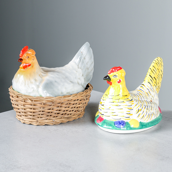 Ägghöna, porslin, med flätad korg