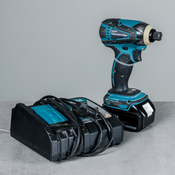 Skruvdragare, MakitaDTD146, med laddare och batteri