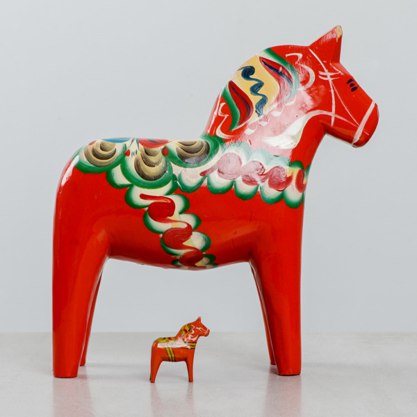 Dalahästar, 2 st, varav 1 st etikettmärkt Nils Olsson, Nusnäs  