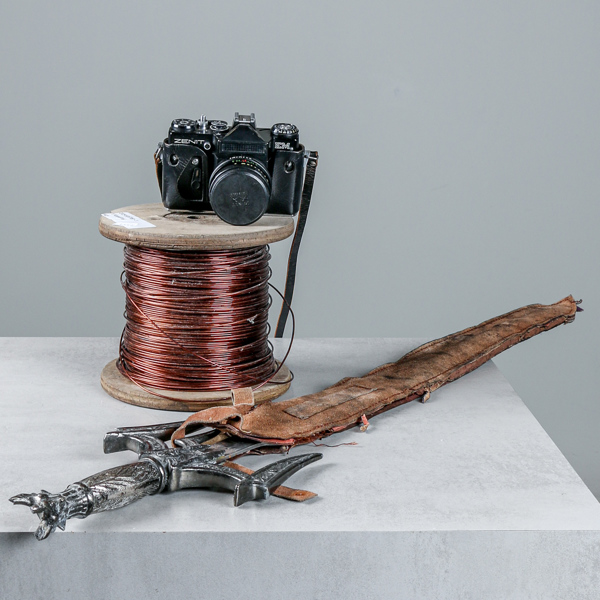 Parti, koppartråd, svärd, analog kamera Zenit EM