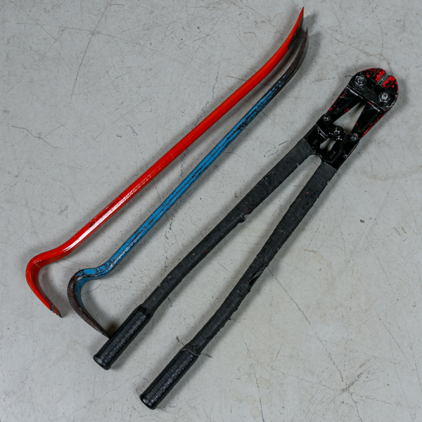 Bräckjärn, 2 st, samt bultsax