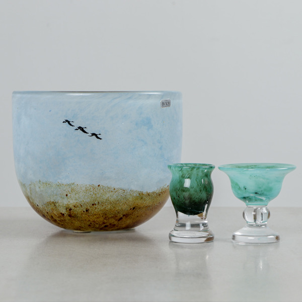 Konstglas, 2 delar Bertil Vallien Boda-Åfors, 1 st skål Kjell Engman