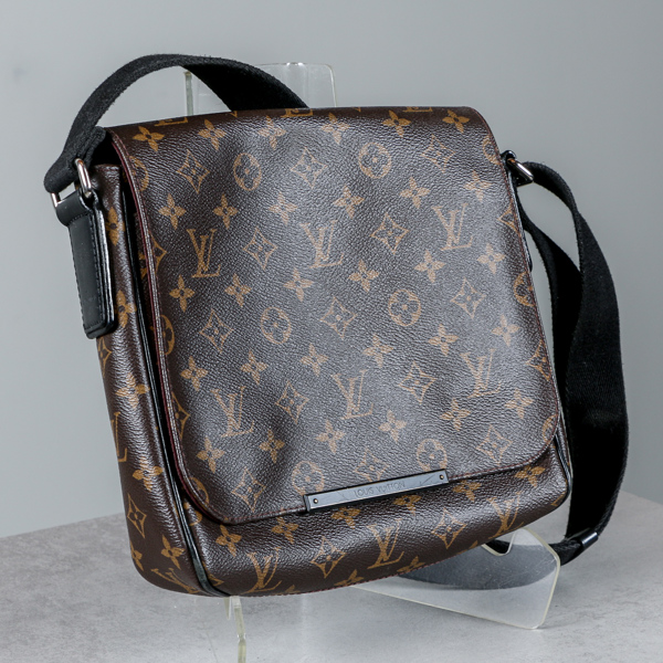 Louis Vuitton, väska The District PM, monogramscanvas