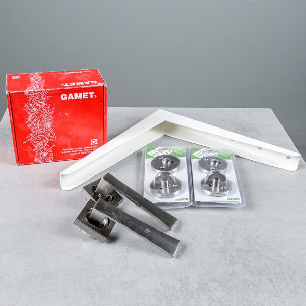 Dörrtrycken, 4 st, "Orion", samt Hyllkonsoller, 4 st, Millers