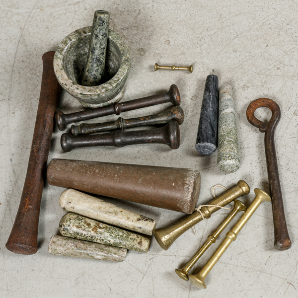 Mortel samt mortelstötar i mässing, järn, marmor