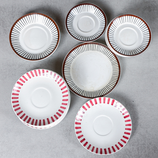 Stig Lindberg, "Spisa Ribb" 9+1+1 st, Karin Björquist "Tea Röd", 8 st