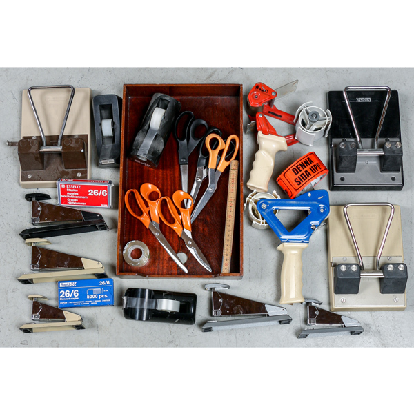 Kontorsmateriel, bla hålslagare, häftapparater, packtejpshållare, saxar