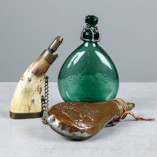 Kruthorn, 2 st samt fältflaska, 1800-tal