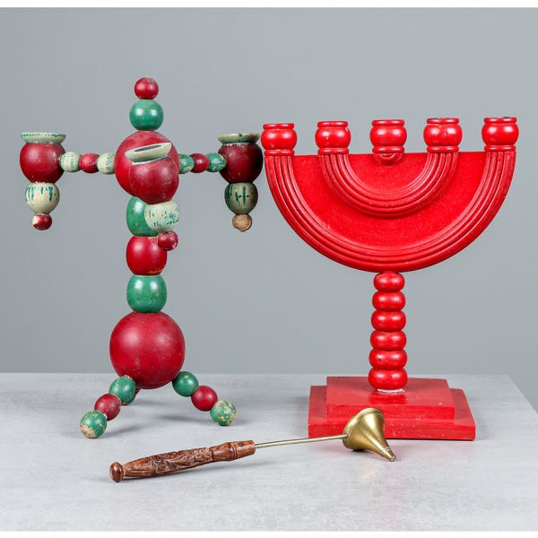 Julkandelabrar, 2 st, bemålat trä, samt ljussläckare